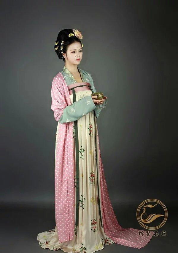 齐胸襦裙是对隋唐五代时期特有的一种女子襦裙装的称呼