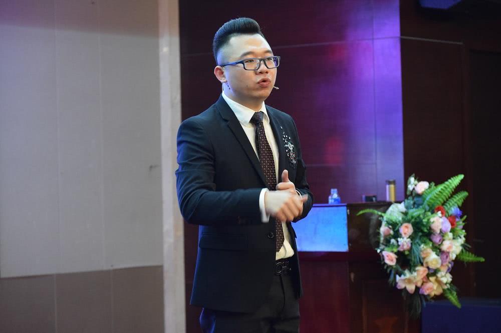 当日下午,越明集团董事长彭越明老师隆重邀请明星刘永奇登场,现场企业