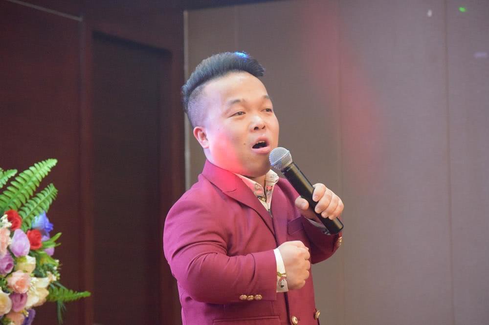 当日下午,越明集团董事长彭越明老师隆重邀请明星刘永奇登场,现场企业