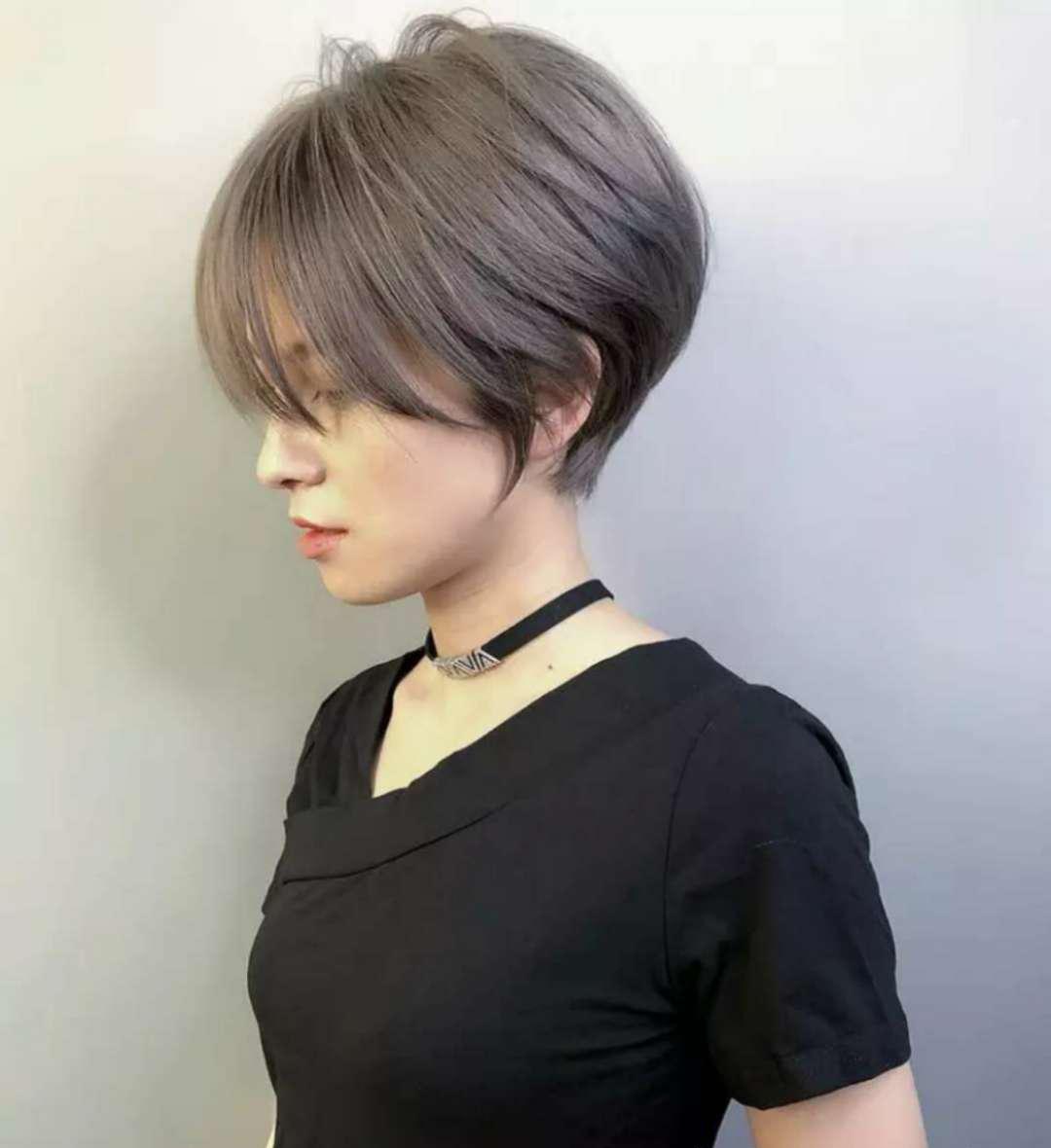 短发打薄洗直后,适当修正一下就是一款时尚的短碎发,所以还是要看打薄