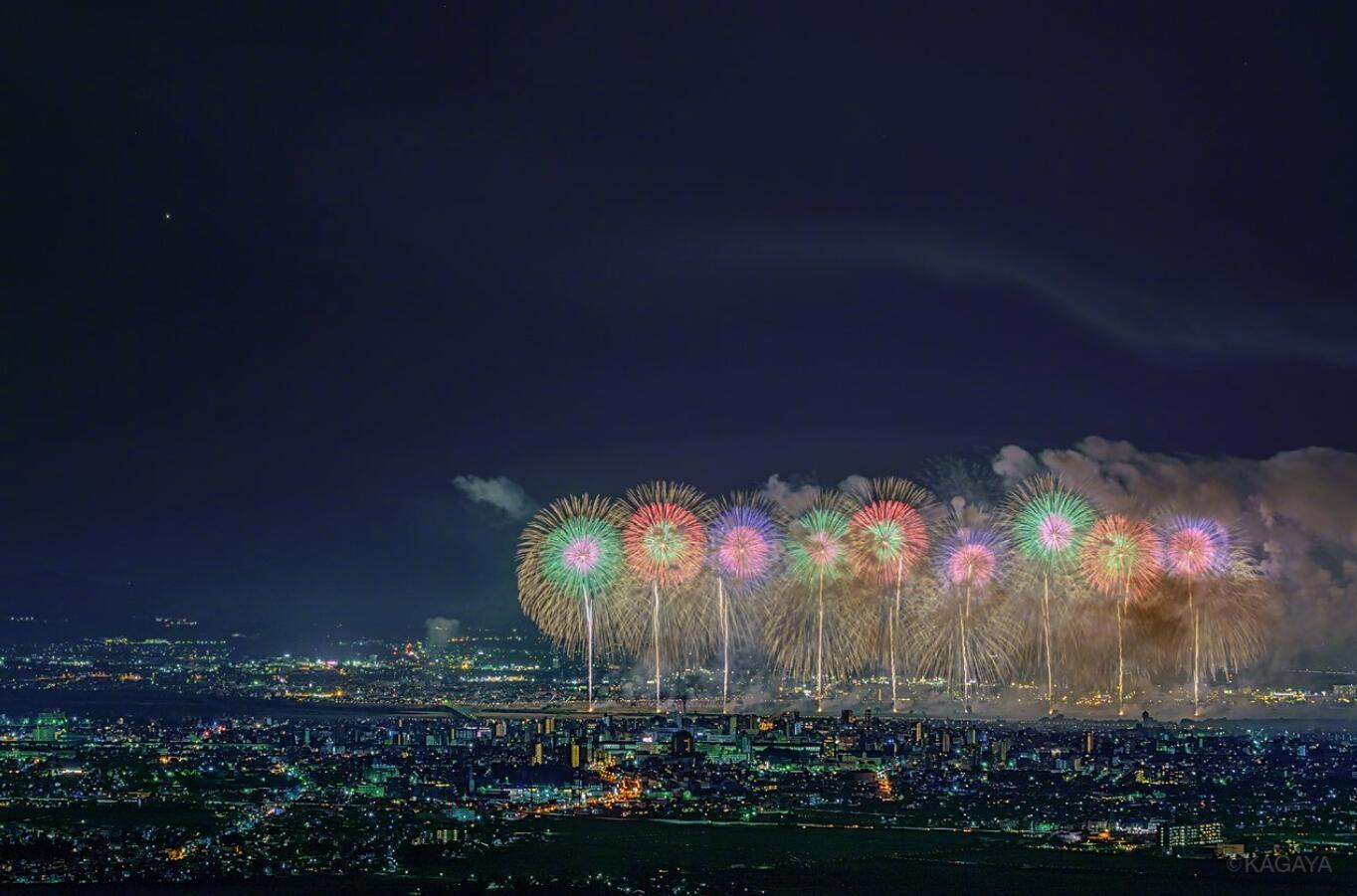 推上网友们记录下的日本长冈花火大会的盛景 夜空下烟花绽放 推上网友们记录下的日本长冈花火大会的盛景 夜空下烟花绽放