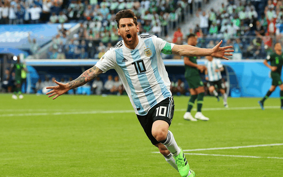 看到梅西进球后的庆祝动作才明白一切