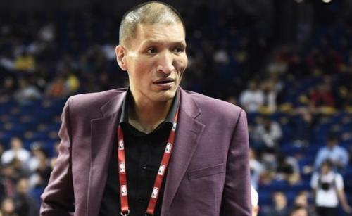 他是中国第一个拿NBA总冠军的人 得罪姚明被