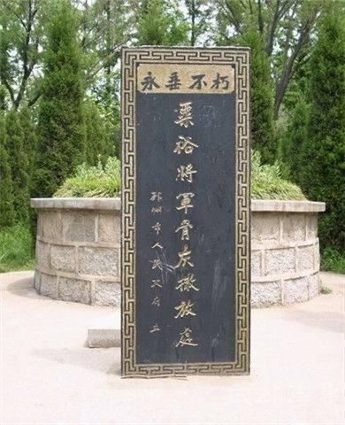 后来粟裕去世后,他的子女将他的骨灰在月光上上轻轻的撒下了一捧,而在