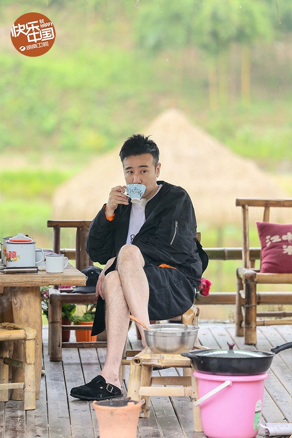 《向往的生活》黄渤厨艺王迅小提琴获赞 倪妮杨颖唯美荡秋千