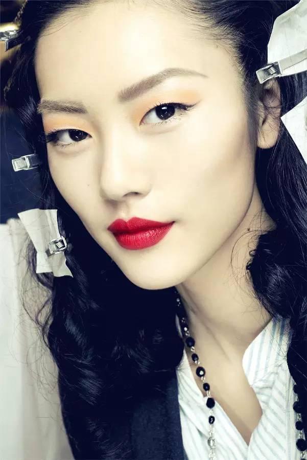 大方一些眉峰要在眉毛的2/3处,眉头要微粗这样面部会显得更加的清秀