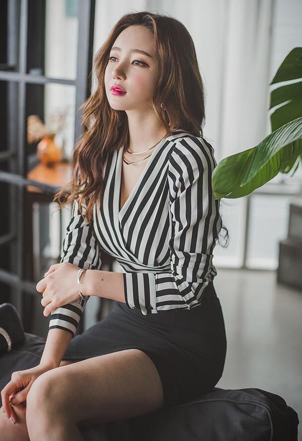 简约不失魅力的条纹t恤,尽显女人味,勾勒出自然流畅的腰身