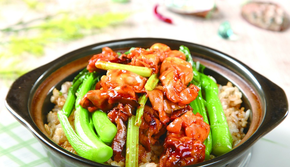 煲仔饭也称瓦煲饭,是源于广东广州地区的特色美食,属于粤菜系