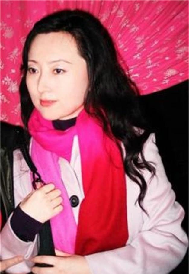 图二陈晓旭和老公合影,脸上露出幸福的笑容|陈晓旭|郝彤|林黛玉_新浪