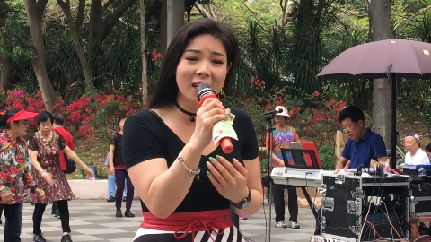 美女歌手芯妮街头翻唱《相思的债》太好听了,不输原唱