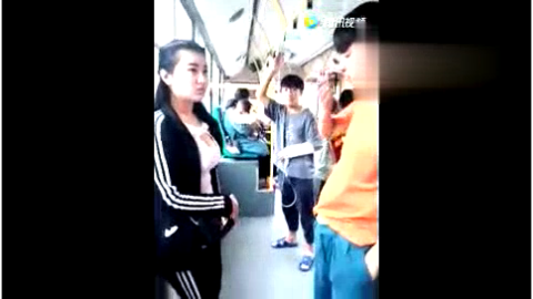小伙公交车上看美女流鼻血妹子都脸红了