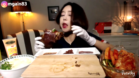 美女姐姐吃烤脚猪,直接两只手拿着啃,太过瘾了!