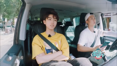 王俊凯白举纲车内亢奋清唱周杰伦的歌 福禄寿