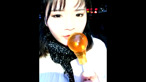 美女挑战最大的灯泡糖,千万别轻易尝试!