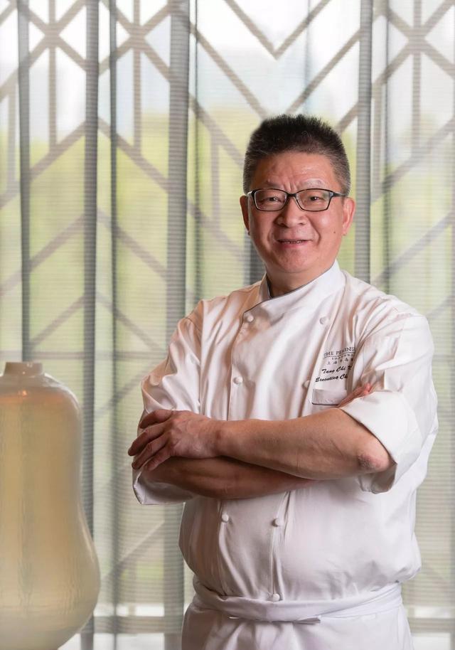 逸龙阁来自香港的总厨邓志强 值得一提的是这里可以容纳8人的主厨餐桌