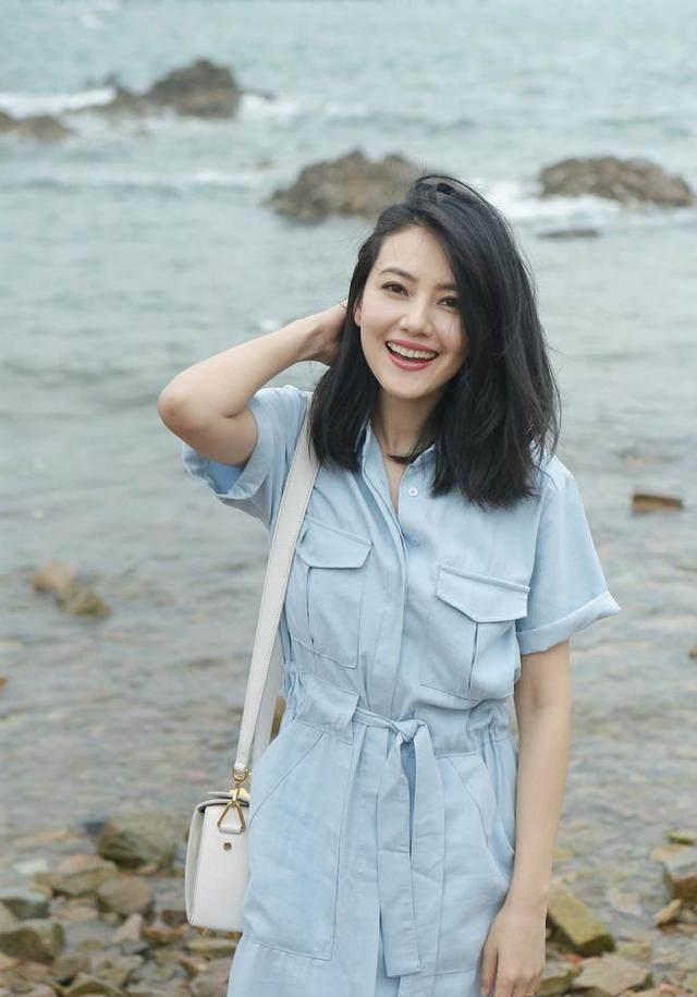 高圆圆素颜现身机场, 38岁的她, 皮肤咋这么好? 网友称很羡慕