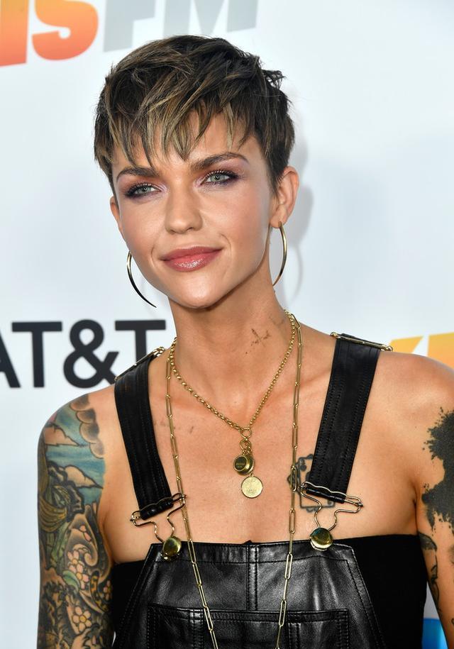 露比罗斯性感酷帅吊带机车装纹身遍体颠覆认知