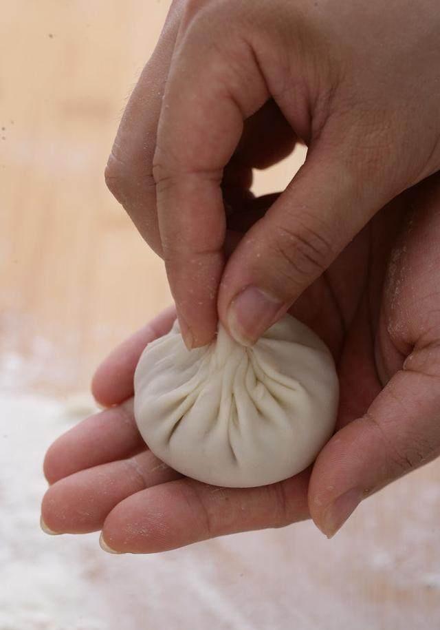 教你做一道灌汤包, 轻咬一口, 包子里的汁水就止不住的向外流