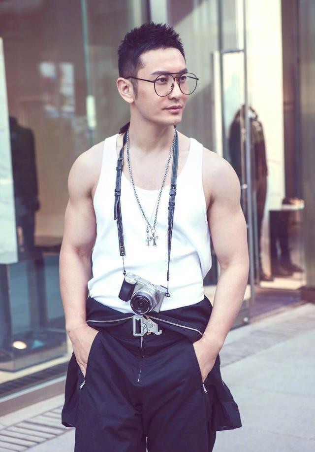 黄晓明穿工装裤街拍耍酷秀肌肉