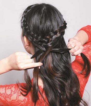 step3:将额头前的头发边编成三股辫.