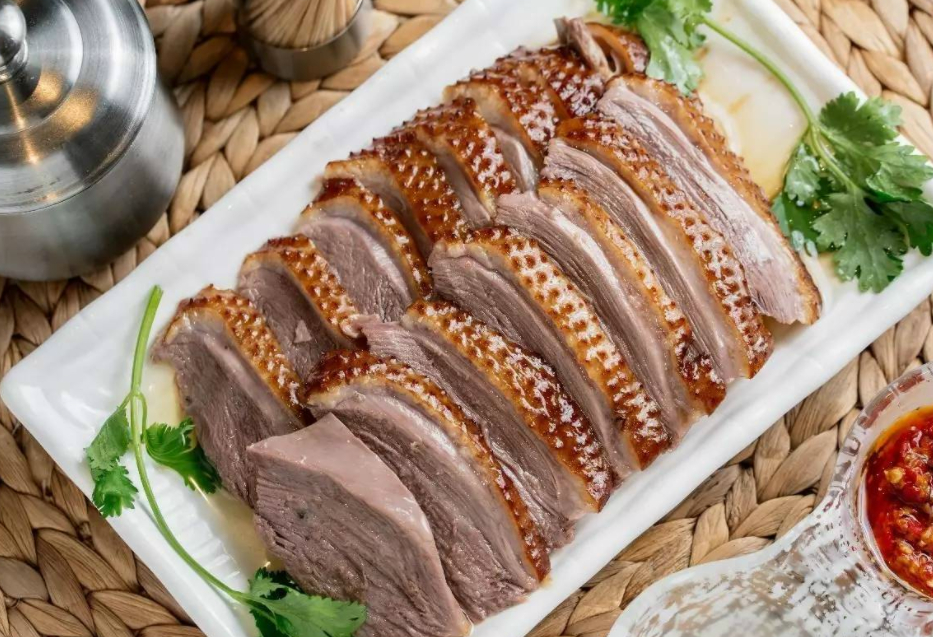 卤鹅,是广东潮汕地区传统的特产名菜,属于潮菜系