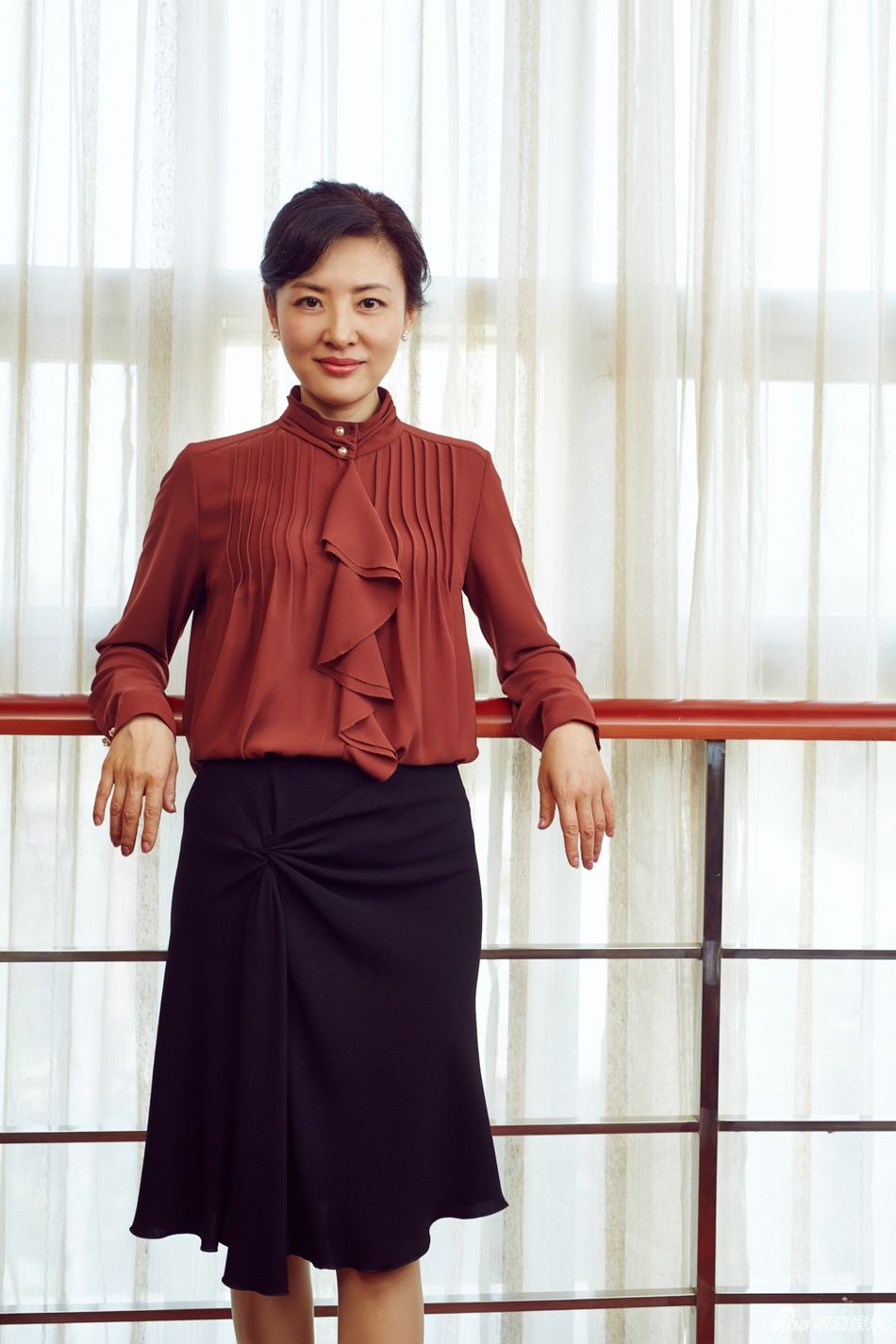 年过半百的周涛风采依旧,黑色大衣既低调又大方得体