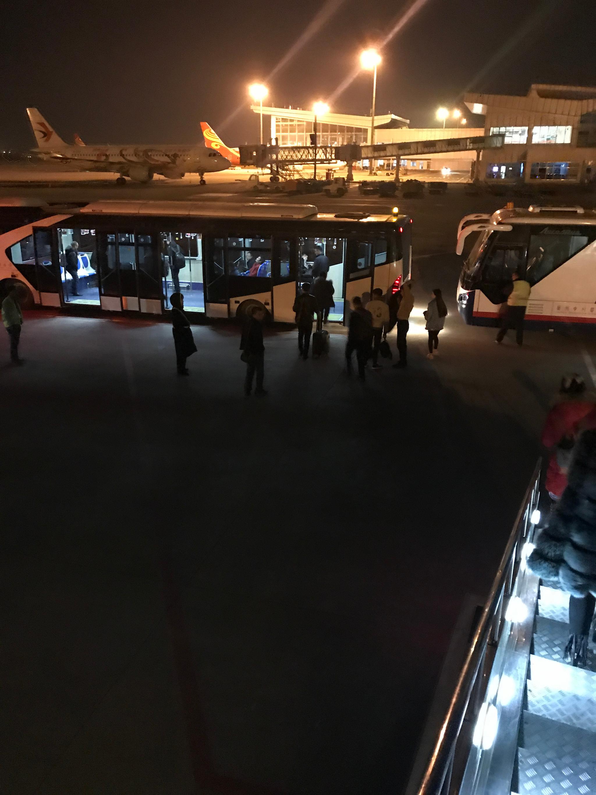 晚点了一个小时兰州机场距离市区七十多公里坐大巴车