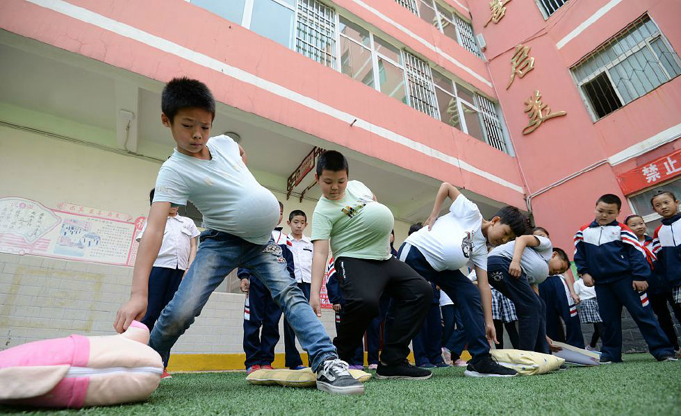 小学生体验怀孕图片