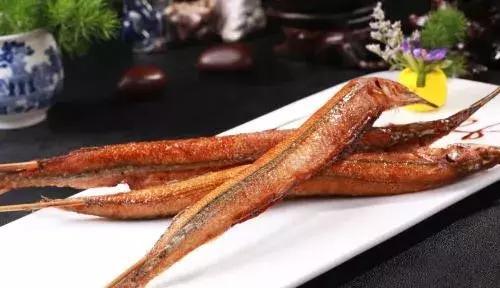 清蒸棒鱼,葱姜香料加上料酒,一点点酱油上锅蒸熟,简单好吃