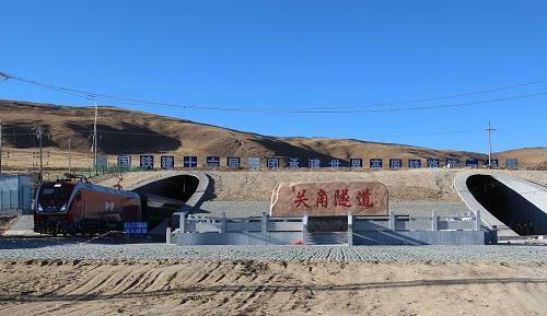 中国最长的隧道, 全长32.6公里, 平均海拔3500米, 被称为天梯