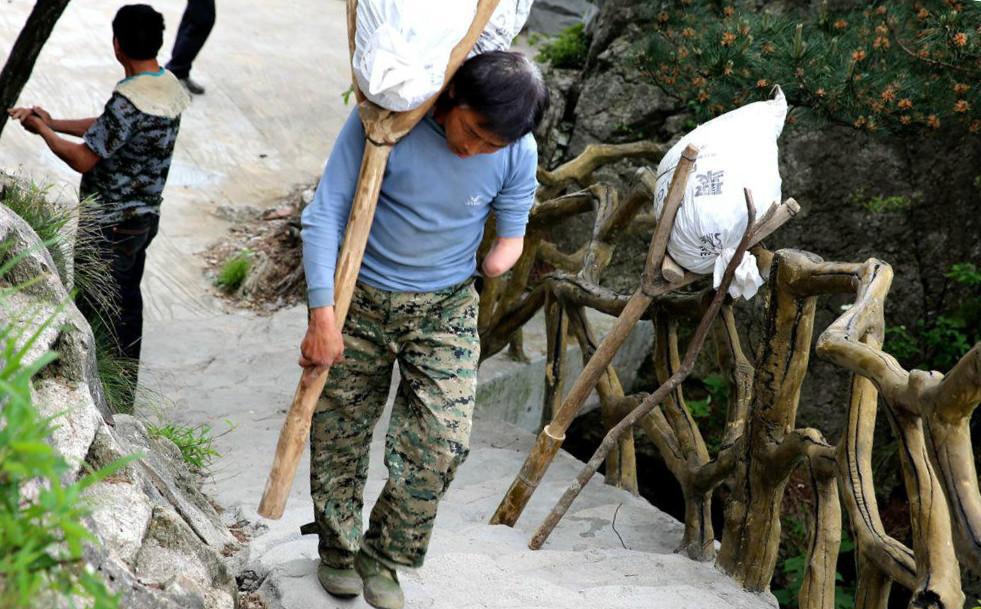 为了家庭, 独臂男子每天扛千斤砂石上山