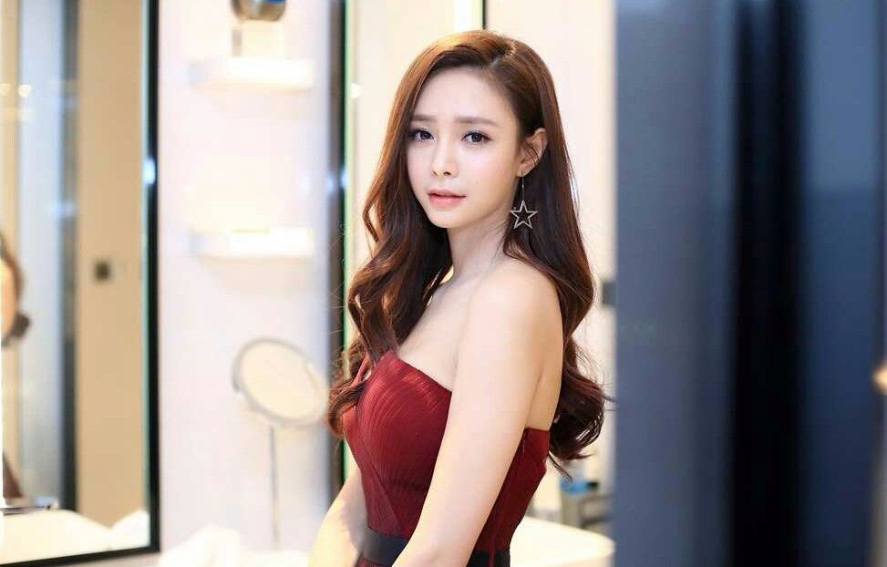 无论是言情剧《妻子的谎言》中饰演的江一姗,还是武侠剧《新龙门客栈