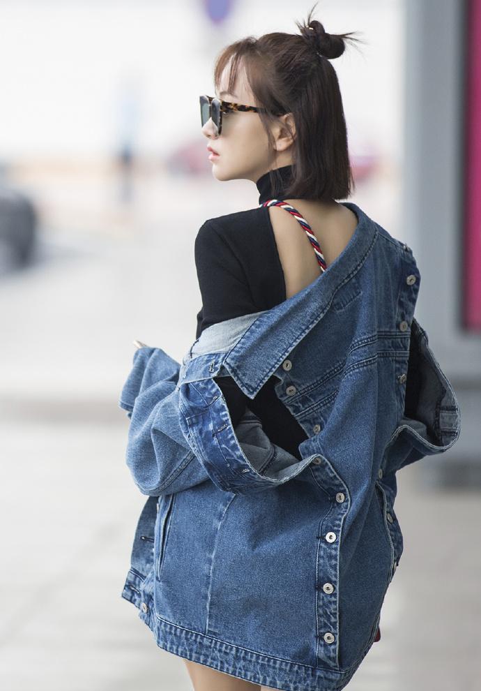 37岁杨蓉一身超短裙露背装亮现身机场, 丸子头打扮俏皮甜美