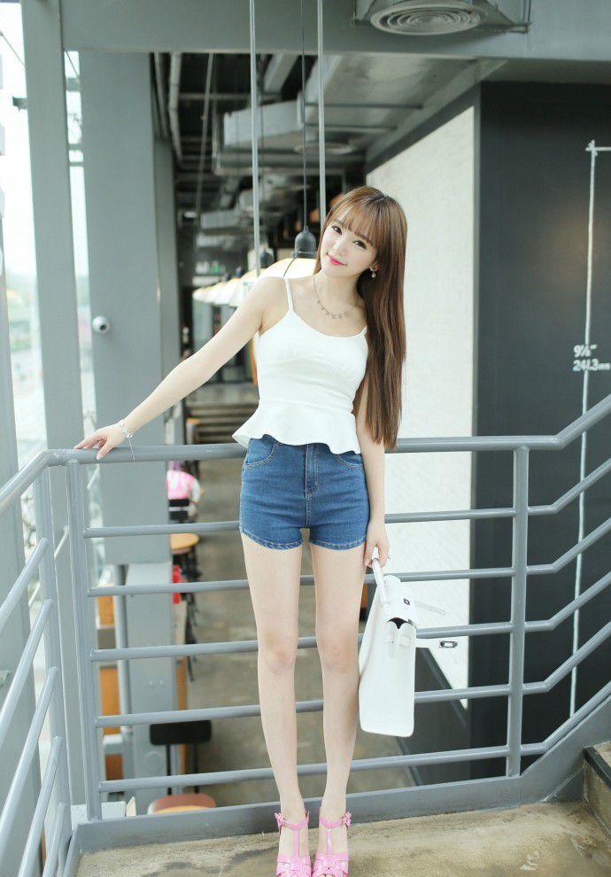 热裤秀美腿, 左看右看全是美!