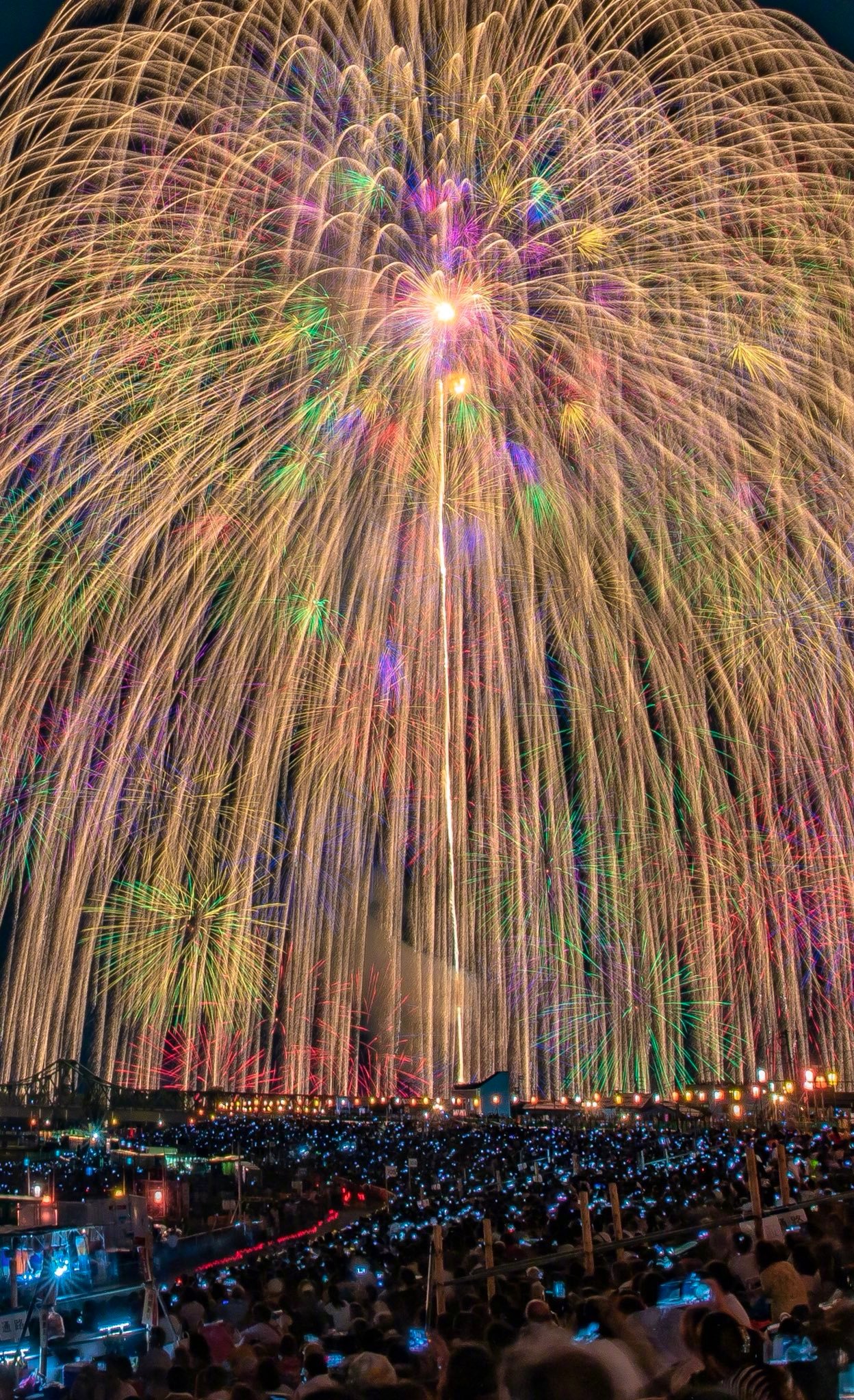 推上网友们记录下的日本长冈花火大会的盛景,夜空下烟花绽放