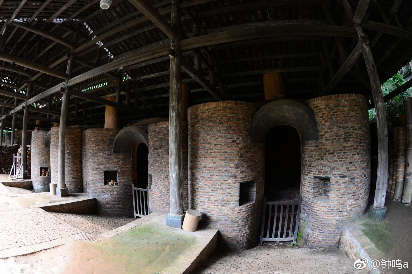 景德镇古窑民俗文化博览区内坐落着一座座古窑，大都以形状而命名