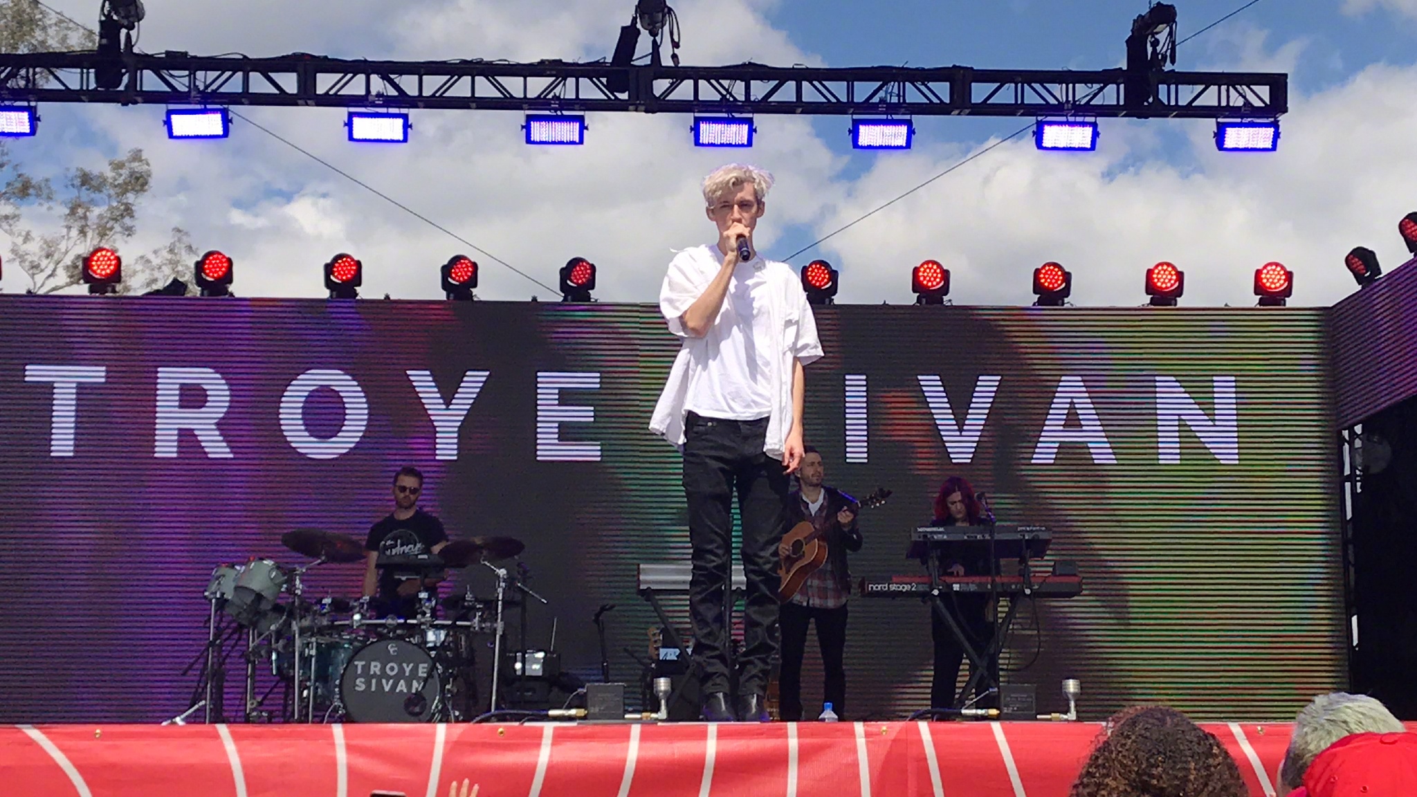 戳爷Troye Sivan在Target Ultimate Family音乐节的表演+周边图 ！|音乐节|周边_新浪新闻