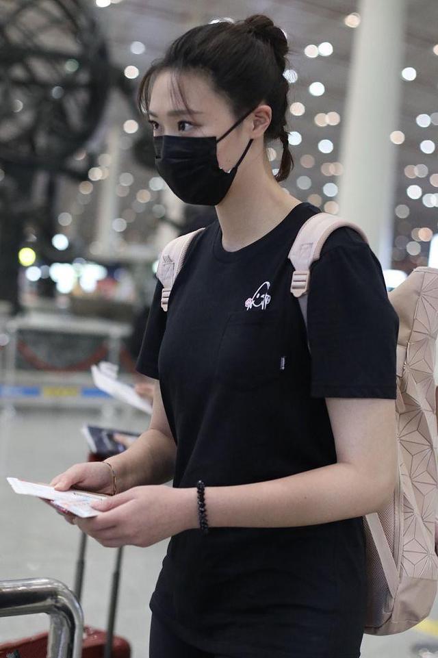 192的惠若琪穿打底裤, 看完她的腿后惊住了, 这