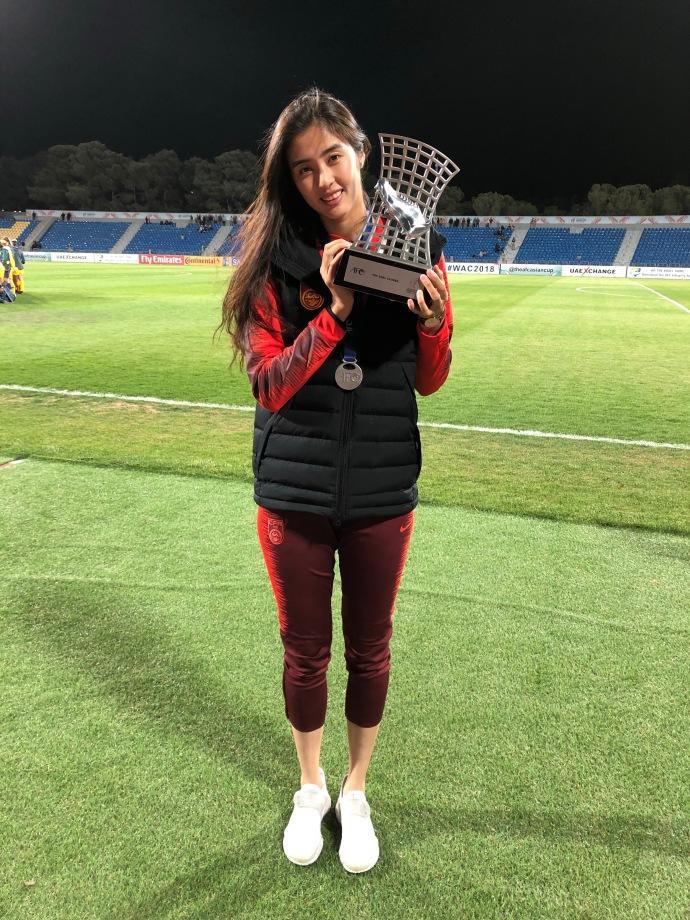 赵丽娜手捧李影金靴我就稍微皮一下