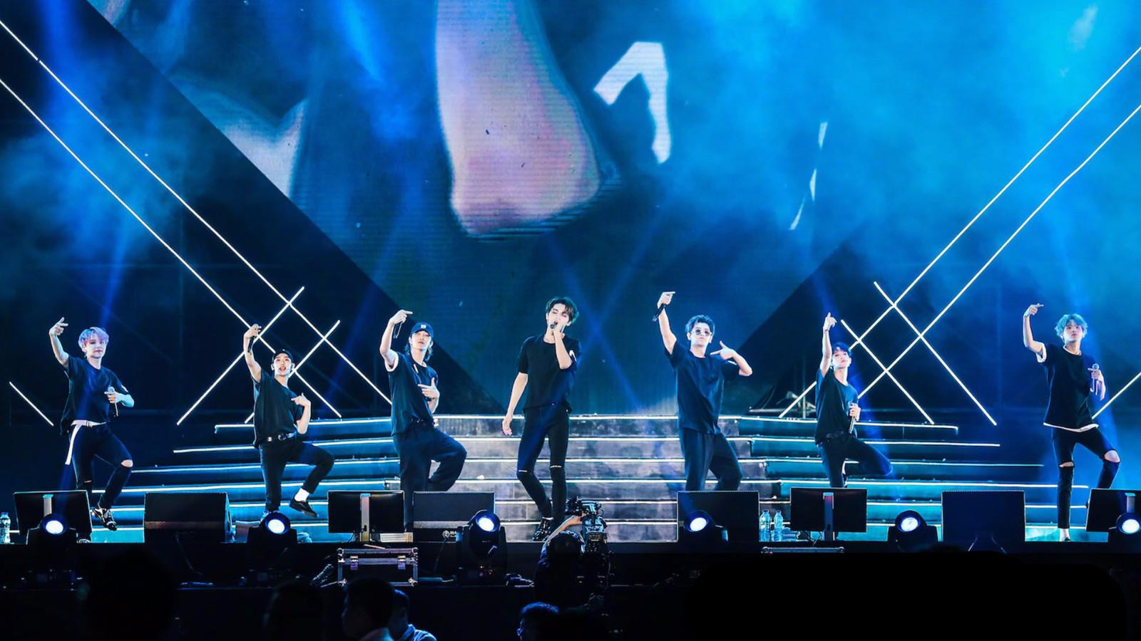 乐华七子北京粉丝见面会:少年们演绎经典曲目《ei ei》!