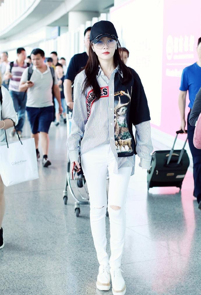 她时而可爱甜美, 时而辣妈撩人, 跟她学着穿又可爱又招人喜欢!