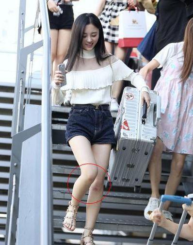 鞠婧祎一身身校园女神的打扮,清晰靓丽