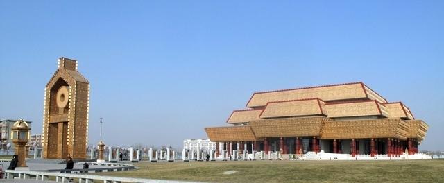 馆是明代蜀王之皇族墓群,有10座规模庞大的陵墓,被人们习惯称为明十陵