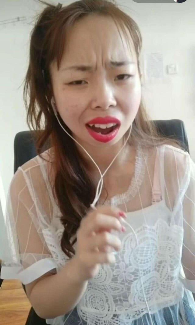 因为扮丑而成名的嘟嘟姐就算是其中最具代表性的一个