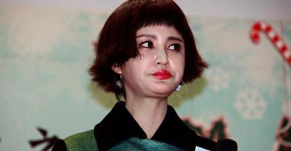 27岁张歆艺近照,脸蛋大变样,下巴越来越短,却自