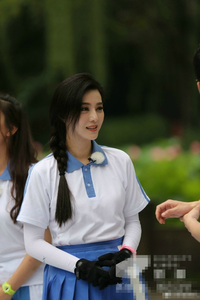 范冰冰录制节目《挑战者联盟》,穿一身中学生的校服裙,配上麻花辫