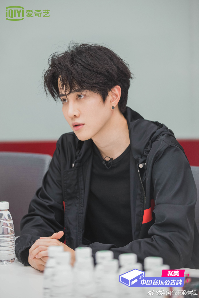 新一期《口红王子》mike依然展现自己成熟男人的温柔