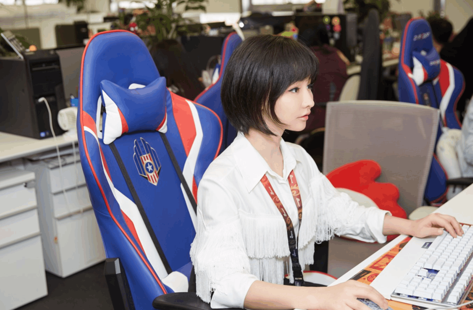 新浪游戏二十周年之际,电竞女王miss入职,谁说女子不如男