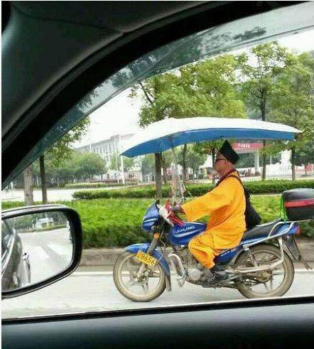 道士,你这样开着摩托车,真的好吗?