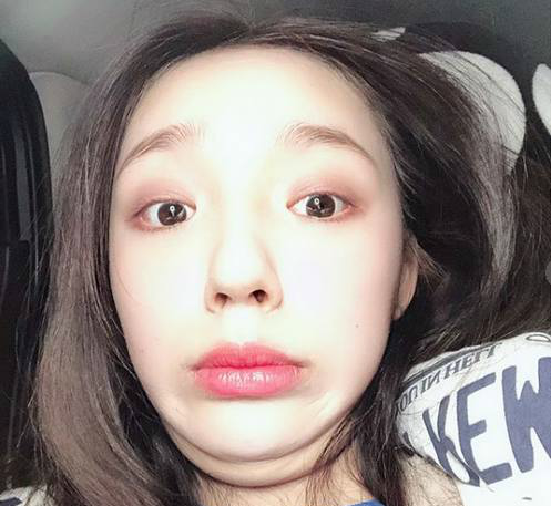 林允自曝丑照,这个超级双下巴我是服气的_新浪看点